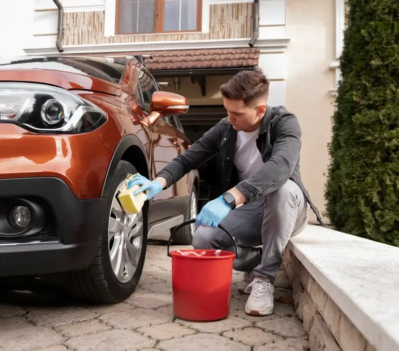 Lavage auto à domicile Carrières-sur-Seine : professionnel intervenant sur un véhicule